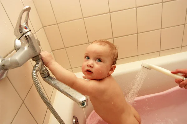 Маленький ребенок принимает ванну — стоковое фото