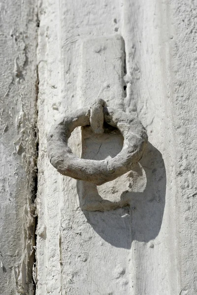 Stare drzwi z pierścieniem — Zdjęcie stockowe