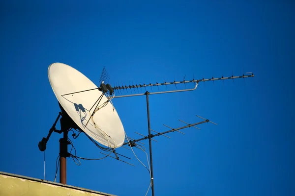 Tv antena parabólica — Fotografia de Stock