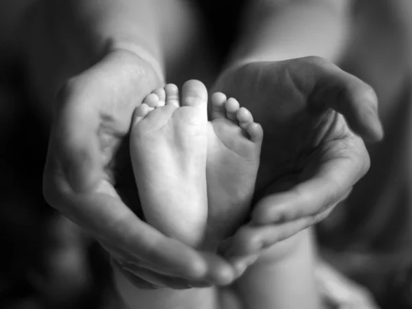 赤ちゃん男の子の足 — ストック写真