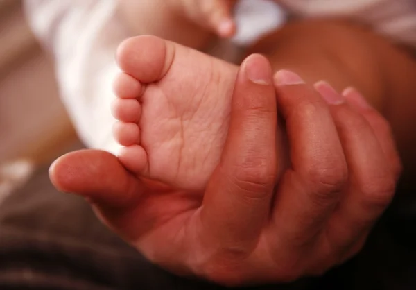 赤ちゃん男の子の足 — ストック写真