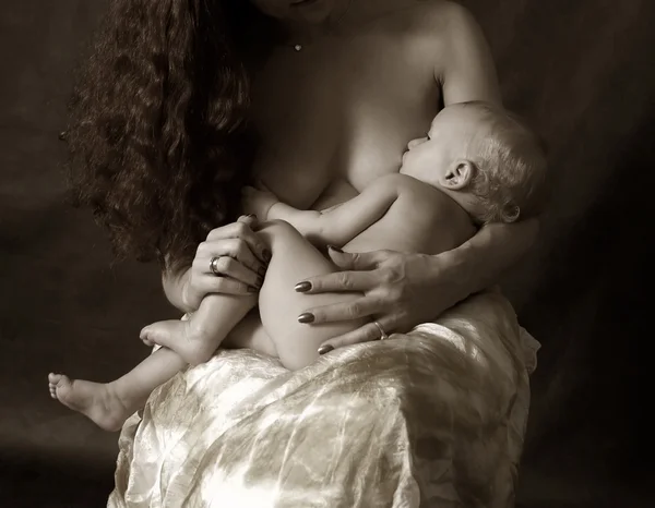 婴儿的母乳喂养 — 图库照片