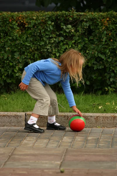 Το κορίτσι με μια μπάλα有一个球的女孩 — 图库照片