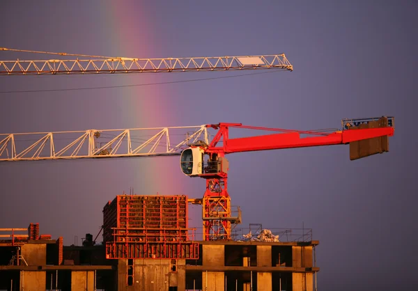 建設クレーンと虹 — ストック写真