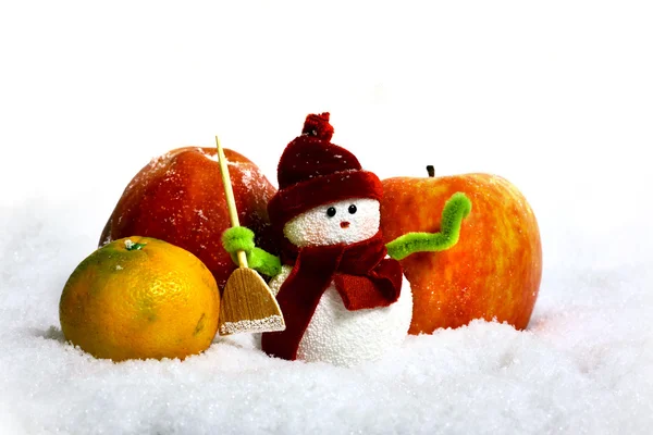 Boneco de neve e maçãs na neve — Fotografia de Stock