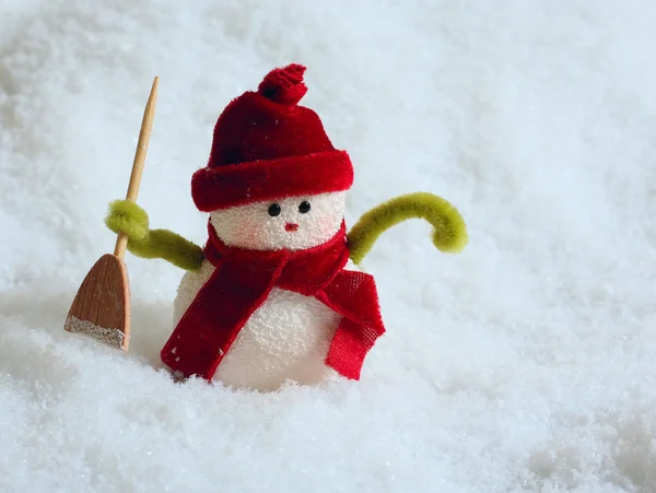 Сніговик у сніг — стокове фото