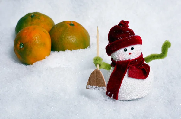Snögubbe och äpplen i snö — Stockfoto