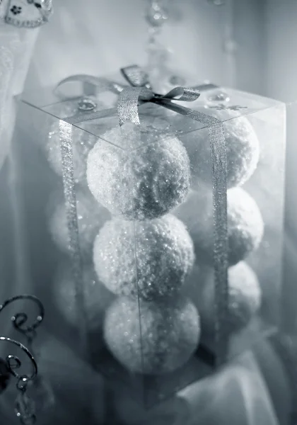 Fehér karácsonyi labdák — Stock Fotó