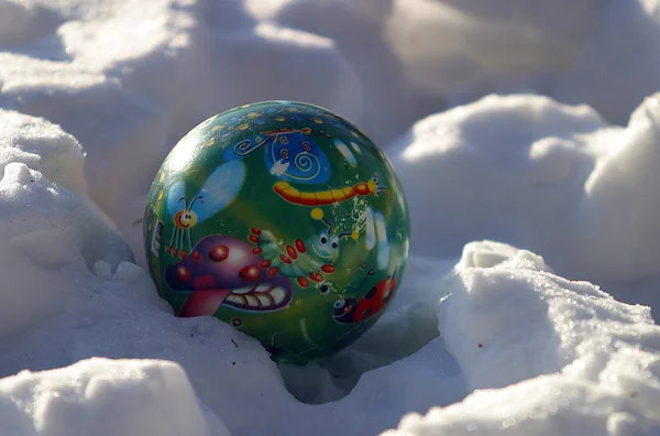 Piłka w śniegu — Zdjęcie stockowe
