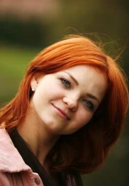 Kızıl saçlı kız.