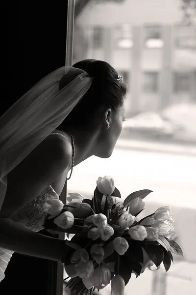 Braut mit einem Strauß — Stockfoto