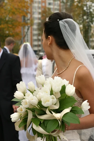 꽃다발을 들고 있는 신부 — 스톡 사진