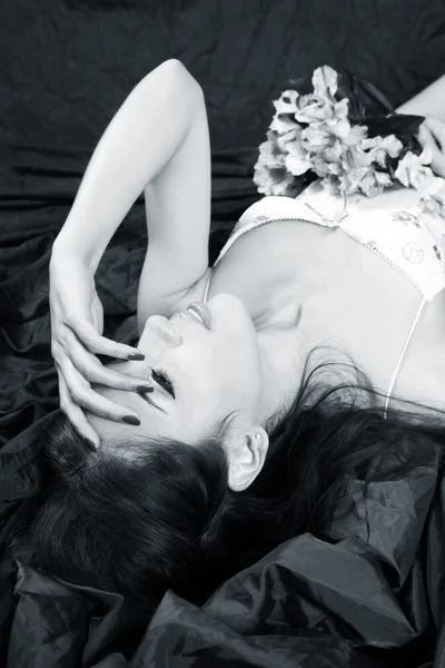 Mulher coberta de pétalas de rosas — Fotografia de Stock