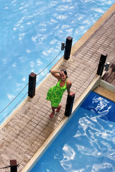Menina em um vestido verde — Fotografia de Stock