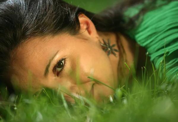 Meisje in een gras — Stockfoto