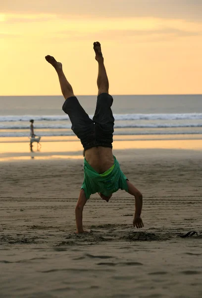 Gymnaste sur une plage — Photo