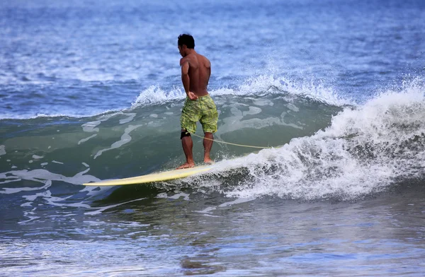 Surfer in Oceaan — Stockfoto