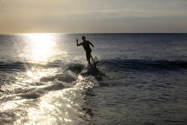 Surfista al atardecer — Foto de Stock