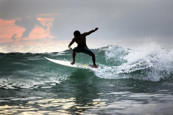 Surfař v oceánu — Stock fotografie