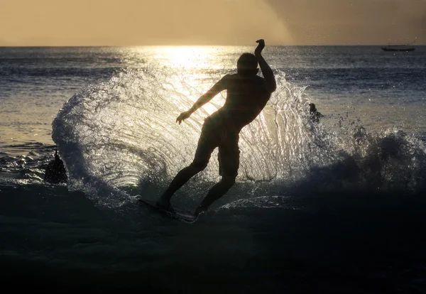 Surfer saat matahari terbenam — Stok Foto
