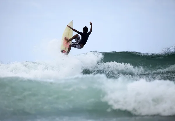 Surfista en el océano — Foto de Stock