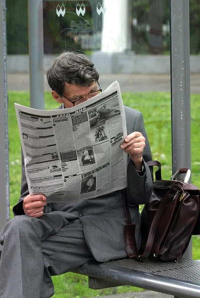Den Mann lesen — Stockfoto