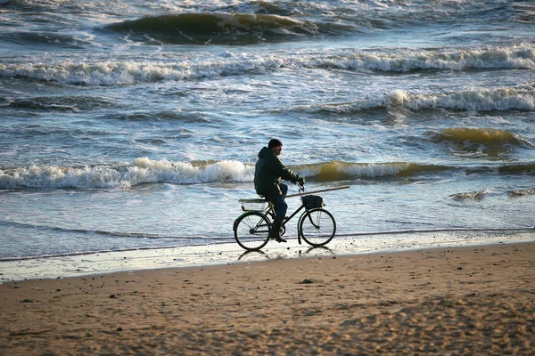 Adam bir bisiklet üzerinde — Stok fotoğraf