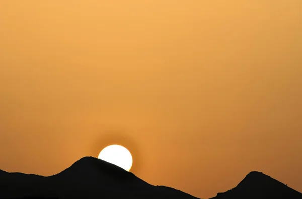 夕阳背后的群山的轮廓 — 图库照片
