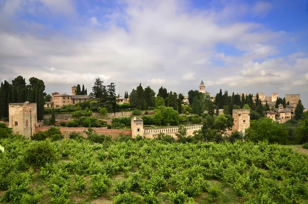 Zapierające dech w piersiach widok na Alhambrę z generalife — Zdjęcie stockowe