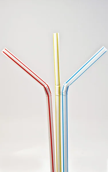 Plast strån med ränder i primära färger — Stockfoto