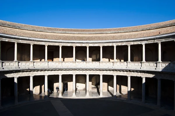 In het binnenland van het paleis van Karel v op het alhambra — Stockfoto