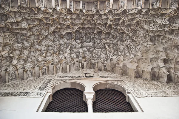 Mullion window and stalactite vault — Stock Photo, Image