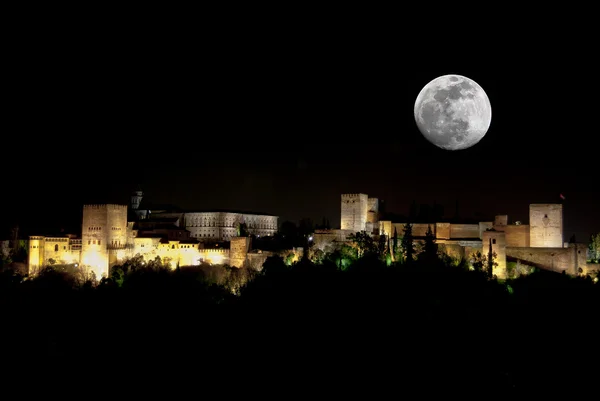 L'Alhambra di notte e la luna piena — Foto Stock