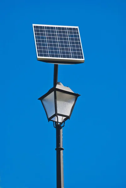 Lâmpada com painel solar — Fotografia de Stock