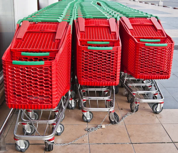 Carrinhos de compras em uma linha — Fotografia de Stock
