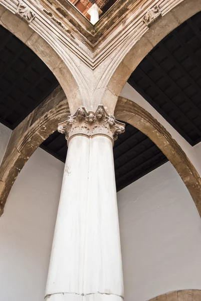 Колонны с коринфскими столицами и деревянным потолком — стоковое фото