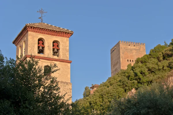 Kerk van st. peter en st. paul en toren van comares — Stockfoto