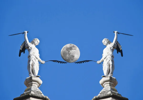 Ay holding melekler — Stok fotoğraf