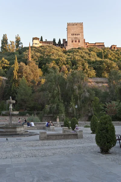 Utsikt över alhambra från paseo de los tristes — Stockfoto