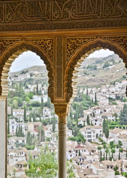 Goldenes Fensterdetail in der Alhambra — Stockfoto