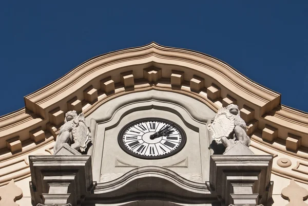 Reloj en frente del palacio — Foto de Stock