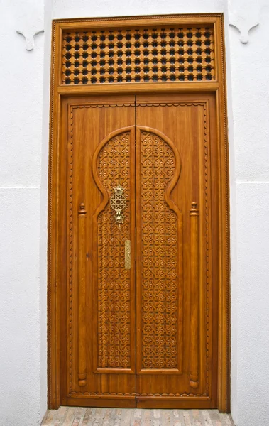 Дверь в современном арабском стиле — стоковое фото