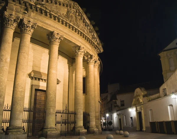 Fassade des Jesuitenkollegs bei Nacht — Stockfoto