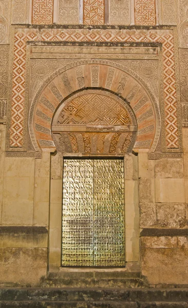 Drzwiach meczetu Kordoby w nocy — Zdjęcie stockowe