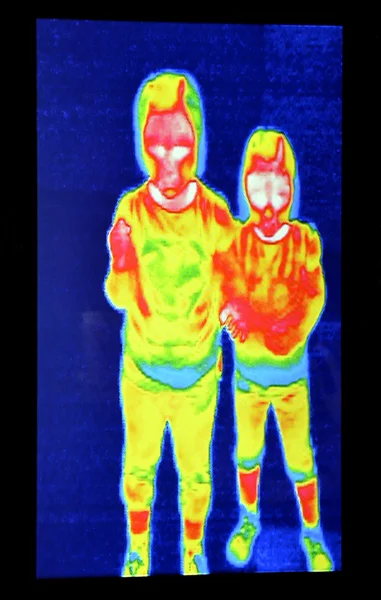 termografi ekran iki kızla