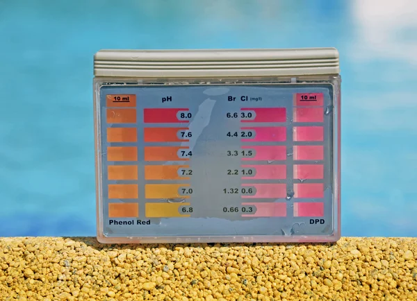 Temiz su Havuzu. pH ve klor analizörü — Stok fotoğraf