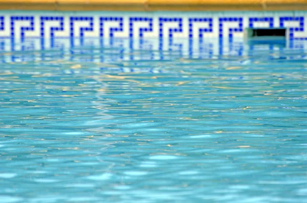 Blauwe water van het zwembad en mozaïek grens — Stockfoto