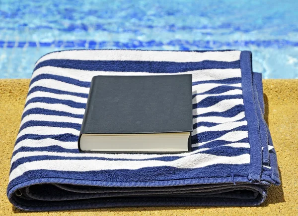 Invitation à lire en vacances au bord de l'eau — Photo