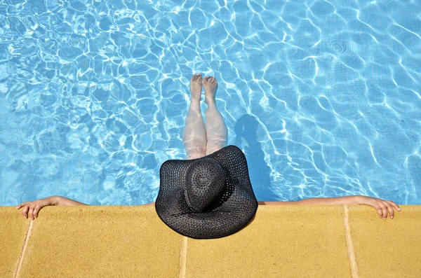 Donne in posizione rilassata in piscina con pamela — Foto Stock