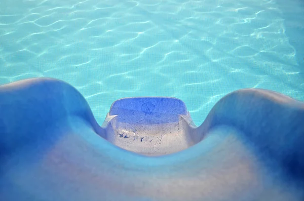 Слайд в бассейне — стоковое фото